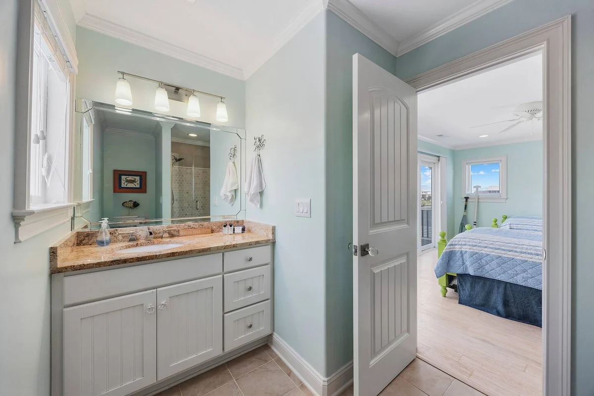 Pop-a-Cork: Waterfront Retreat in Gated Community #168