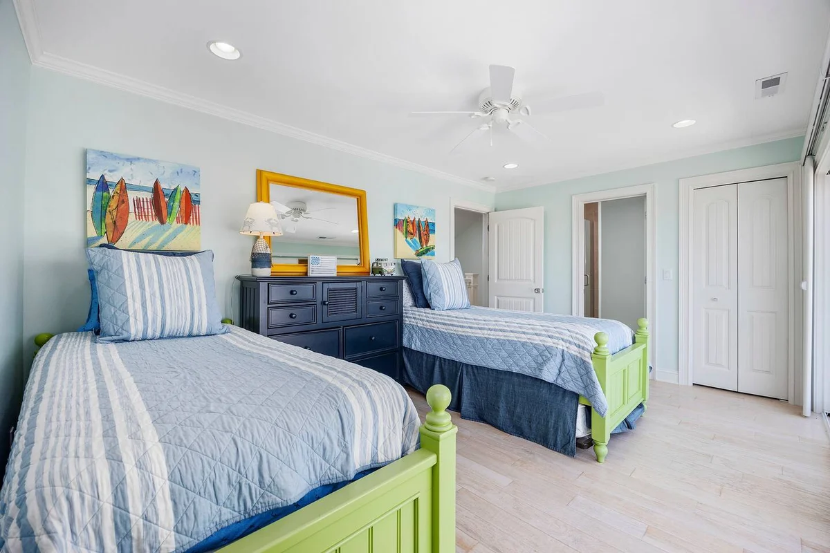 Pop-a-Cork: Waterfront Retreat in Gated Community #191