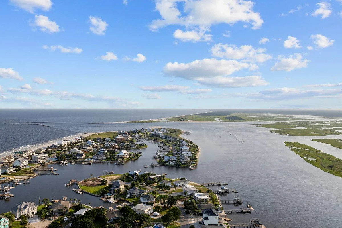 Pop-a-Cork: Waterfront Retreat in Gated Community #153