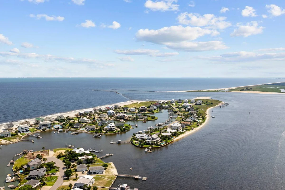 Pop-a-Cork: Waterfront Retreat in Gated Community #208