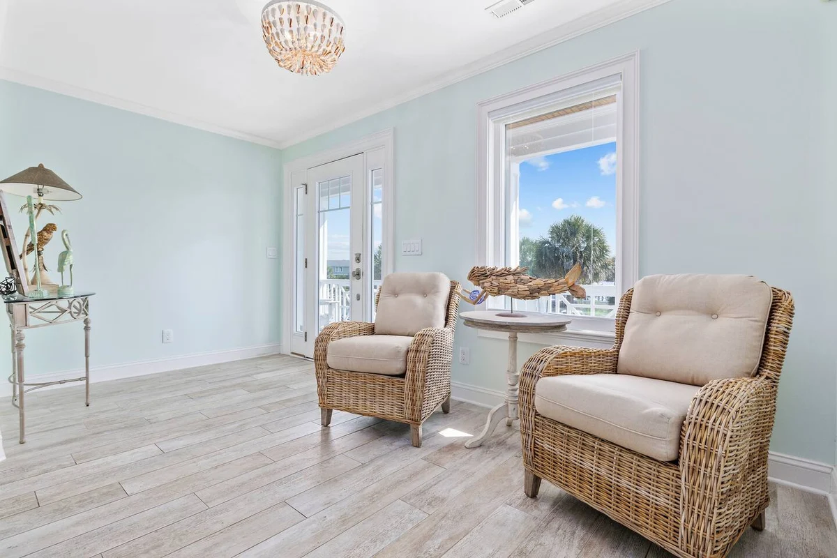 Pop-a-Cork: Waterfront Retreat in Gated Community #196