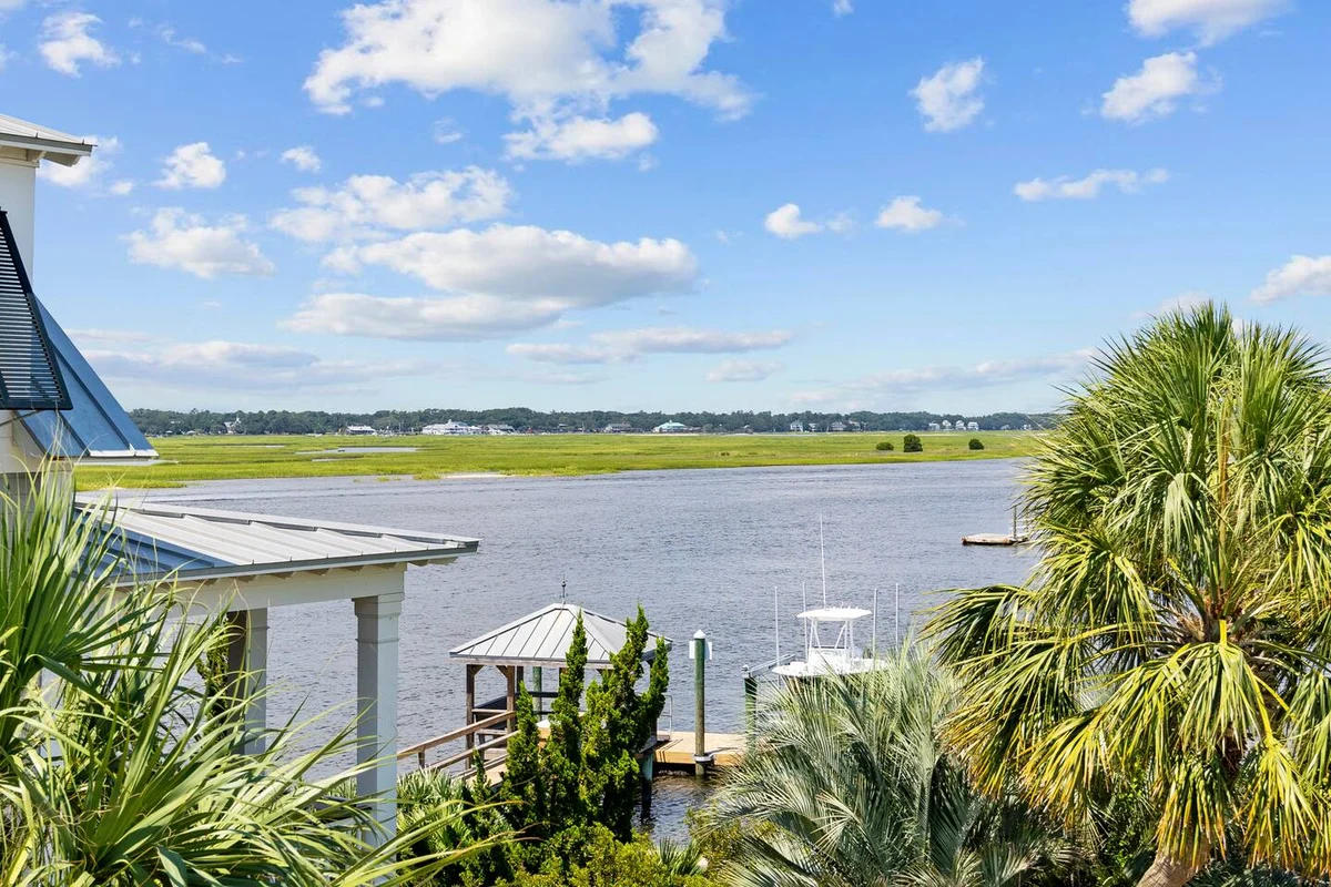 Pop-a-Cork: Waterfront Retreat in Gated Community #143