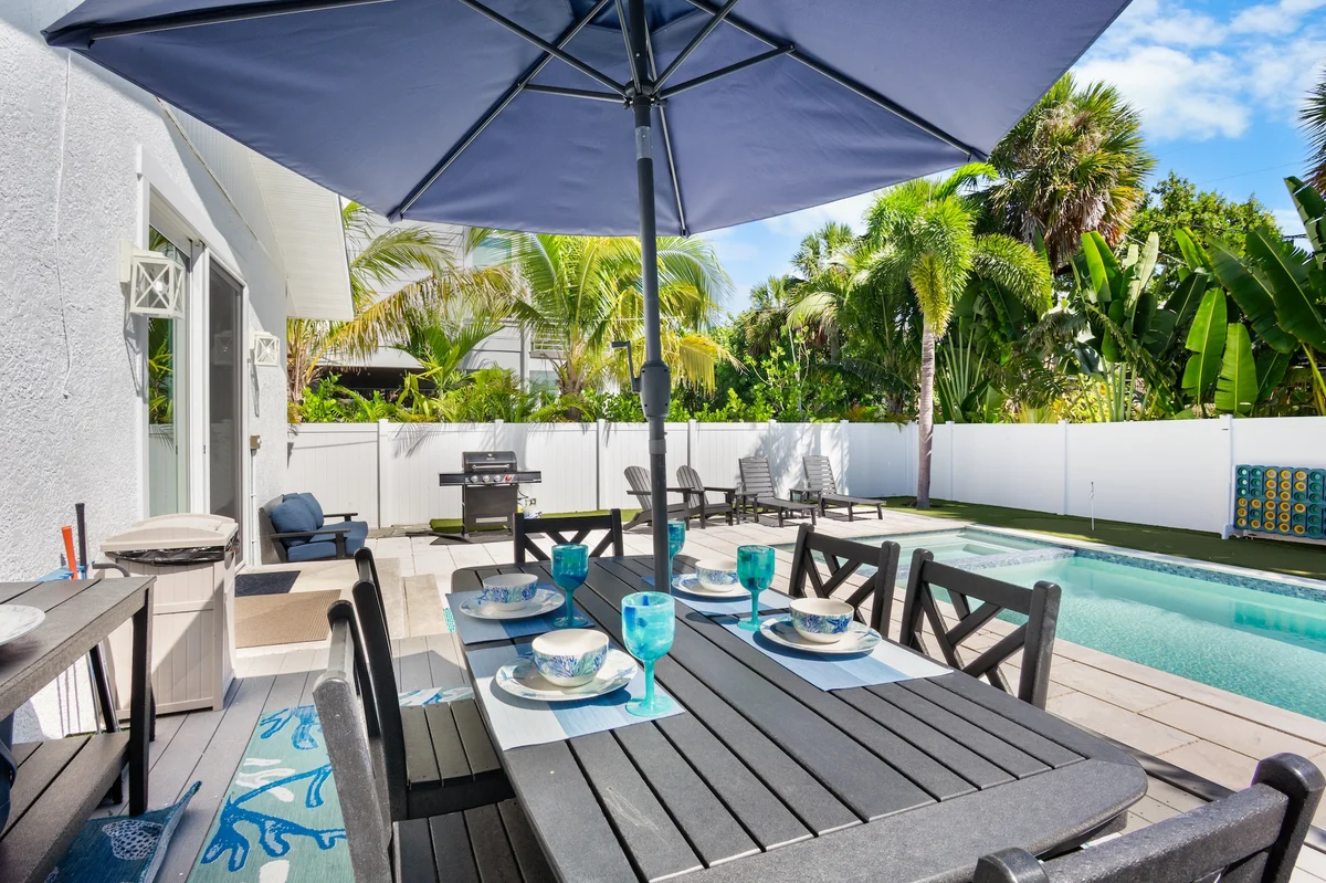 A Charming Beach Cottage on Elm #16
