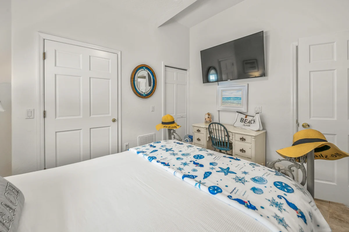 A Charming Beach Cottage on Elm #3