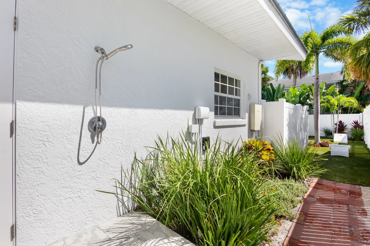 A Charming Beach Cottage on Elm #24