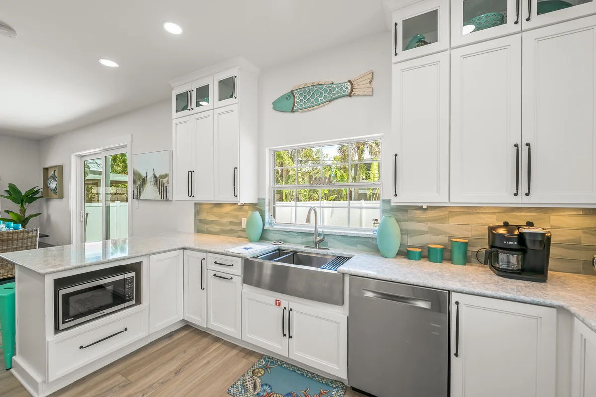 A Charming Beach Cottage on Elm #38