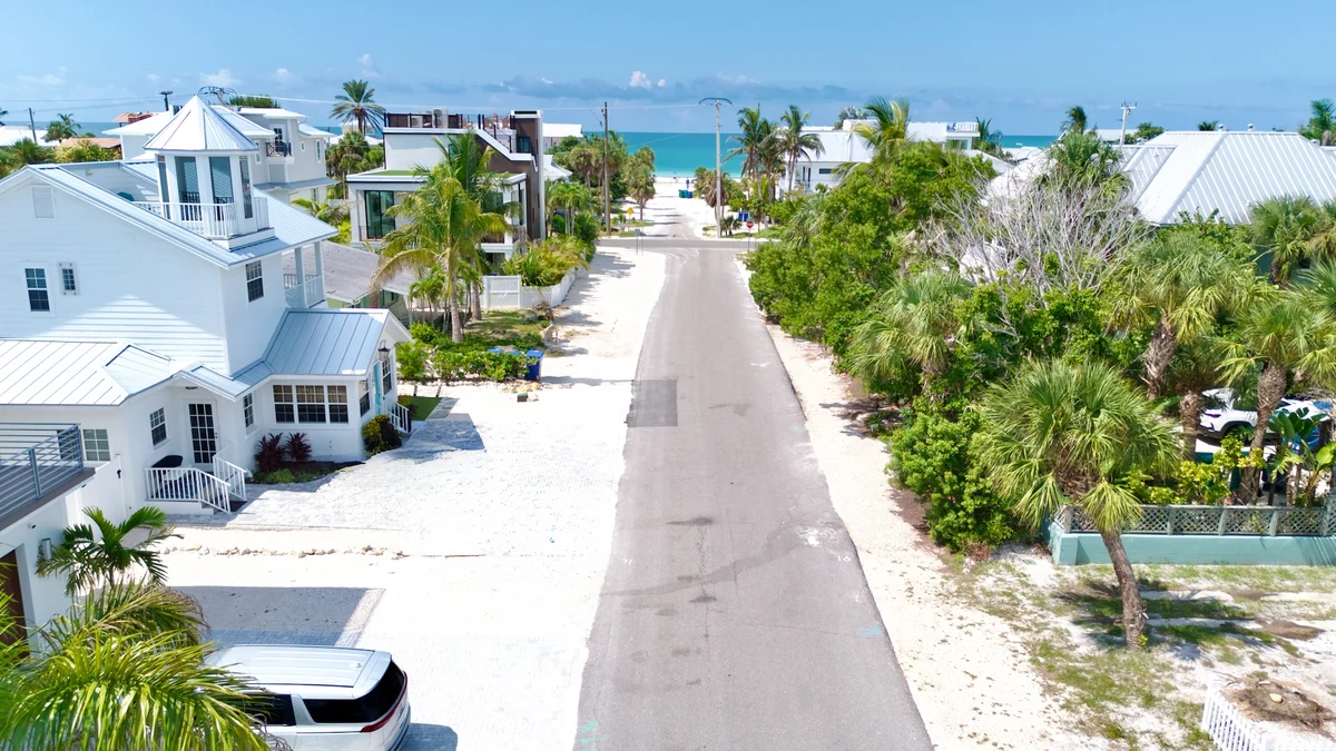 A Charming Beach Cottage on Elm #35