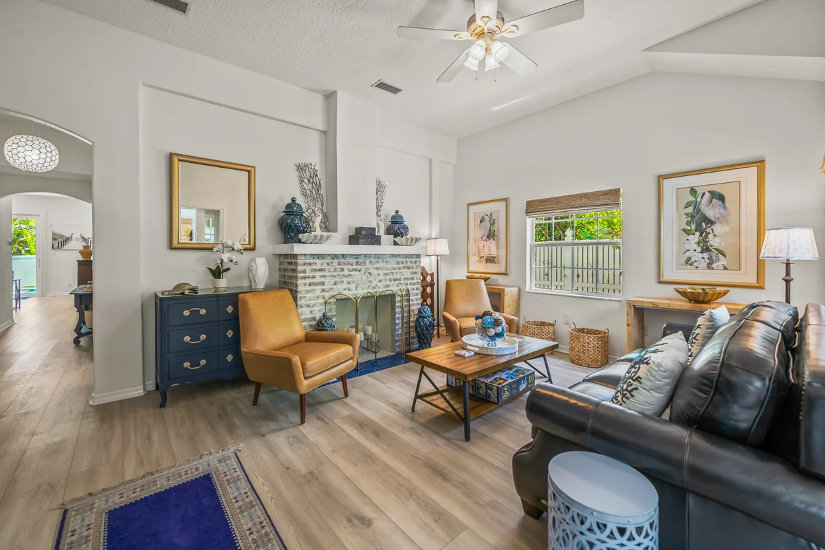 A Charming Beach Cottage on Elm #11