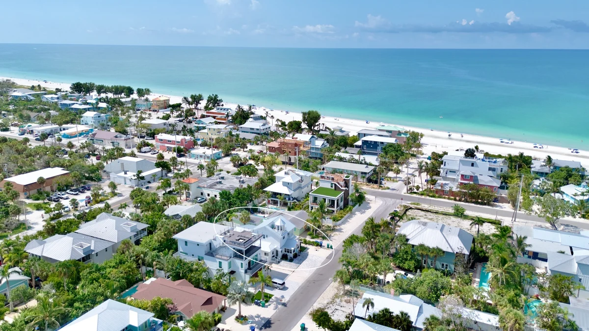 A Charming Beach Cottage on Elm #42