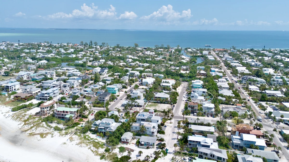 A Charming Beach Cottage on Elm #45