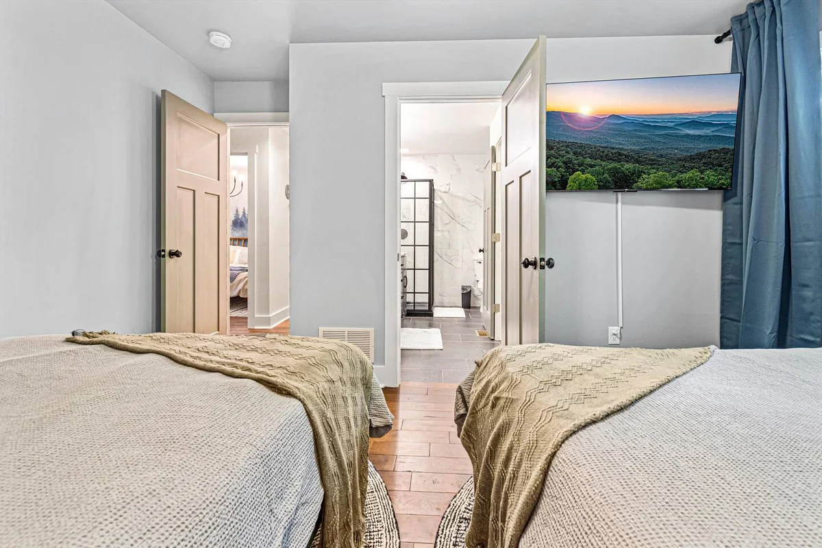 Wooded Oasis, HotTub, Sauna, GameRoom, 15min 2 AVL #178