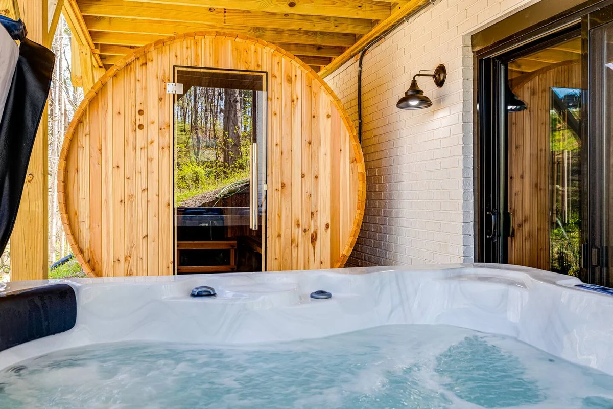 Wooded Oasis, HotTub, Sauna, GameRoom, 15min 2 AVL #208