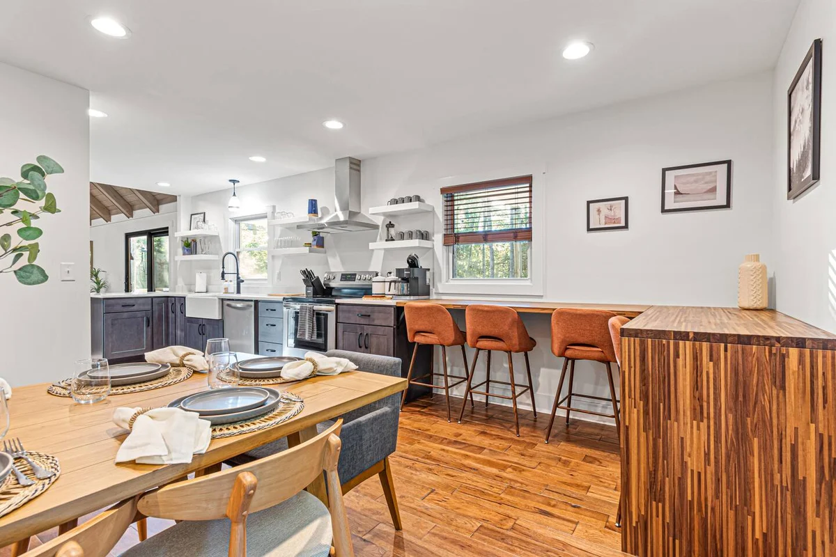 Wooded Oasis, HotTub, Sauna, GameRoom, 15min 2 AVL #232