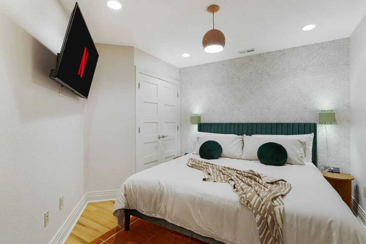 Epic BnB:GolfSim, Theatre, Speakeasy, Sauna+Hottub #118