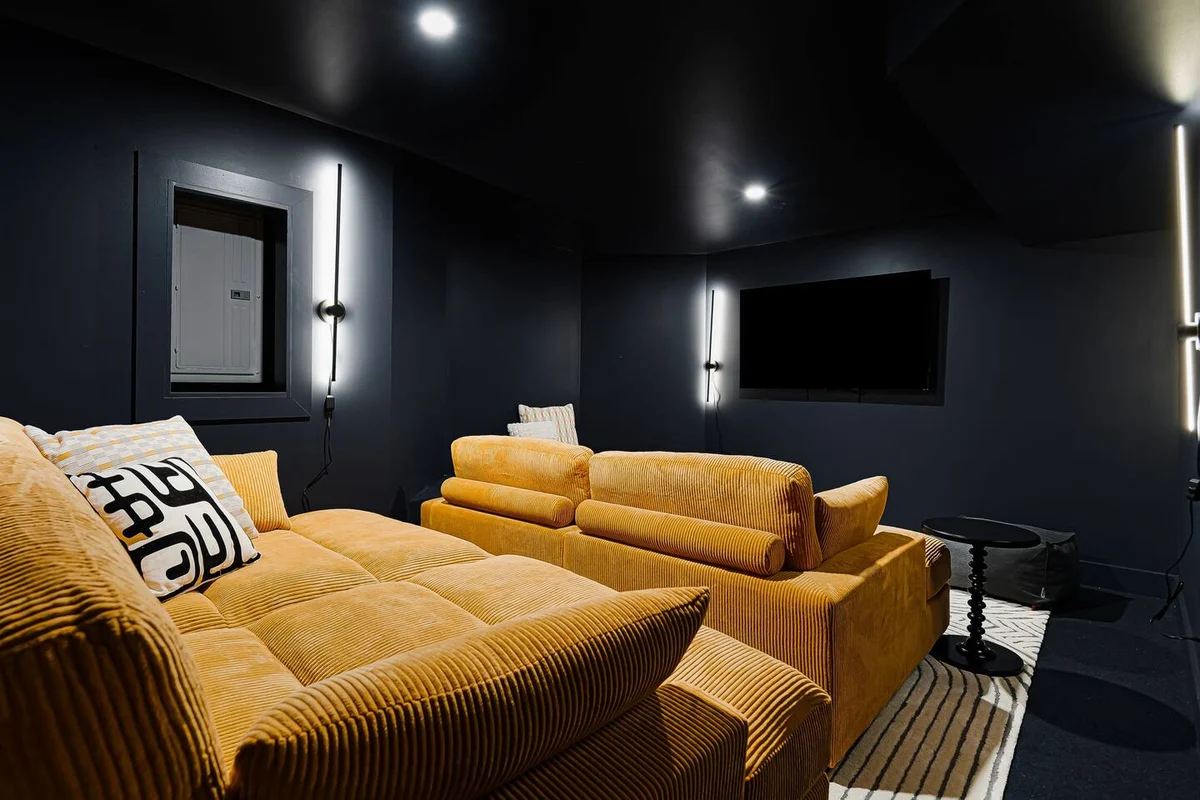 Epic BnB:GolfSim, Theatre, Speakeasy, Sauna+Hottub #145