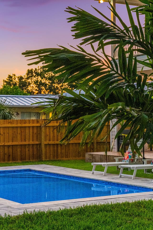 Sleeps21 7BR Beach Estate: Pool, Slide, Golf Sim #100
