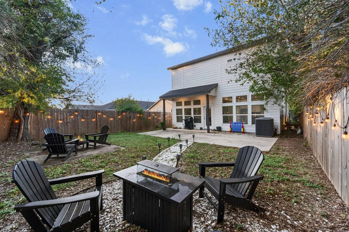 Lux, Backyard Fenced 4 Pets, Firepit, Exec Desk #118