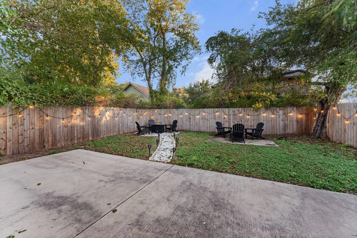 Lux, Backyard Fenced 4 Pets, Firepit, Exec Desk #119