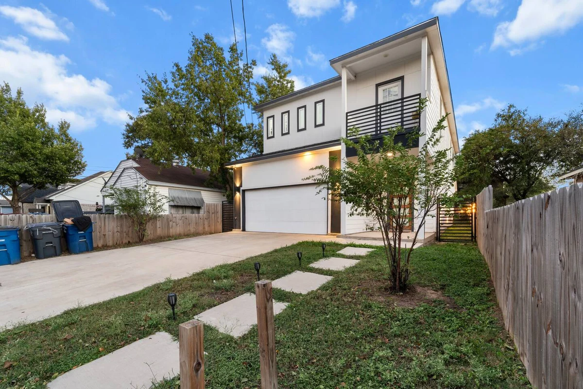 Lux, Backyard Fenced 4 Pets, Firepit, Exec Desk #121