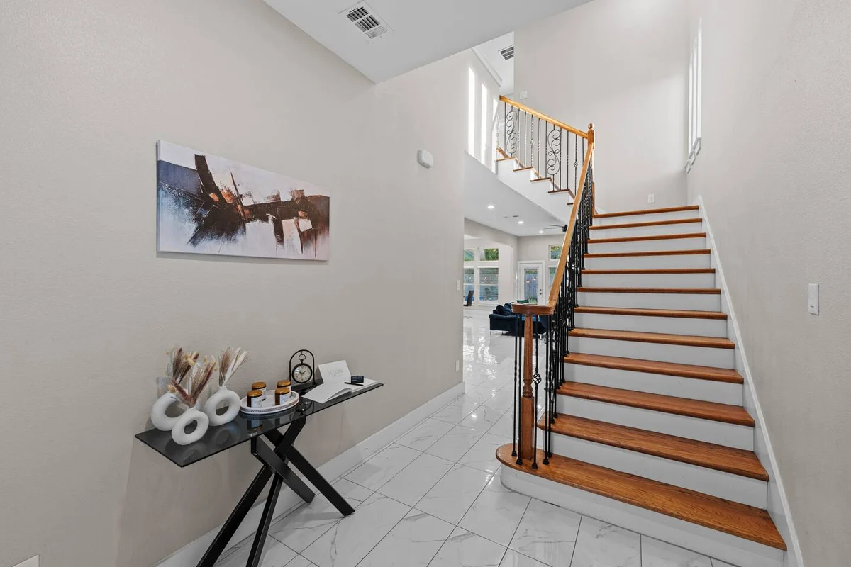 Lux, Backyard Fenced 4 Pets, Firepit, Exec Desk #126