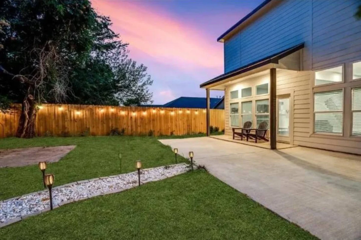 Lux, Backyard Fenced 4 Pets, Firepit, Exec Desk #139