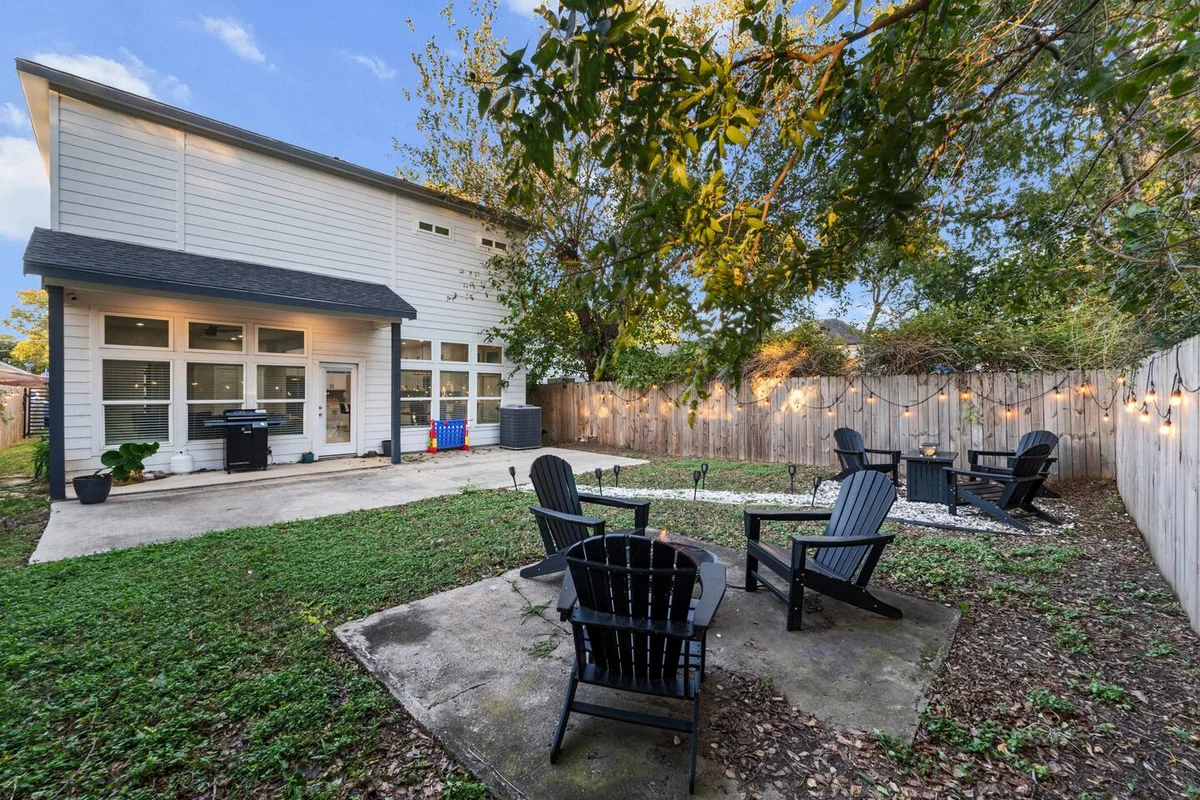 Lux, Backyard Fenced 4 Pets, Firepit, Exec Desk #166