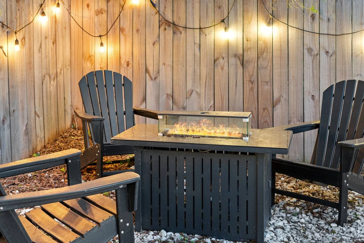 Lux, Backyard Fenced 4 Pets, Firepit, Exec Desk #143