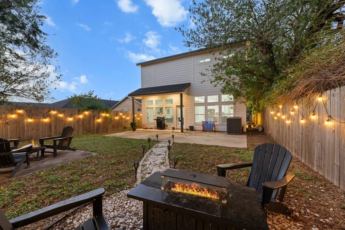 Lux, Backyard Fenced 4 Pets, Firepit, Exec Desk #169