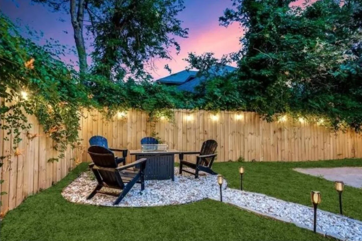 Lux, Backyard Fenced 4 Pets, Firepit, Exec Desk #141