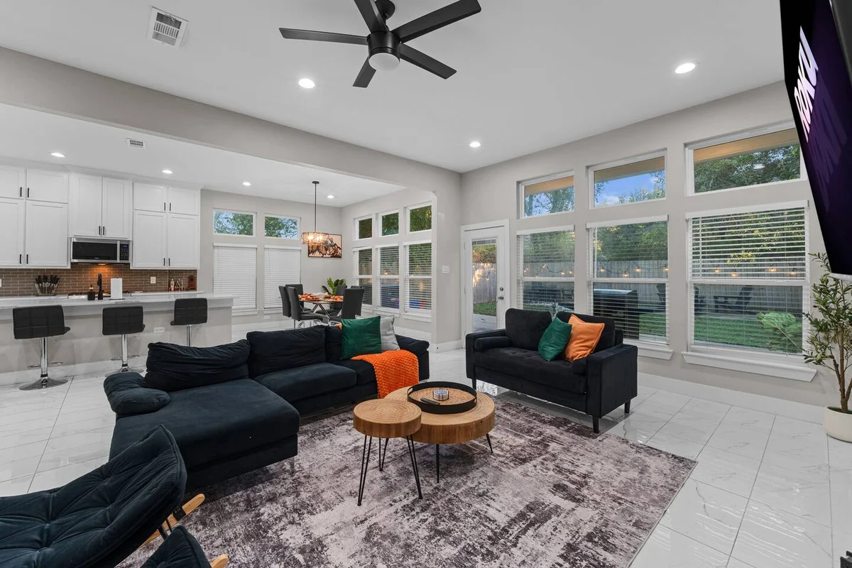 Lux, Backyard Fenced 4 Pets, Firepit, Exec Desk #36
