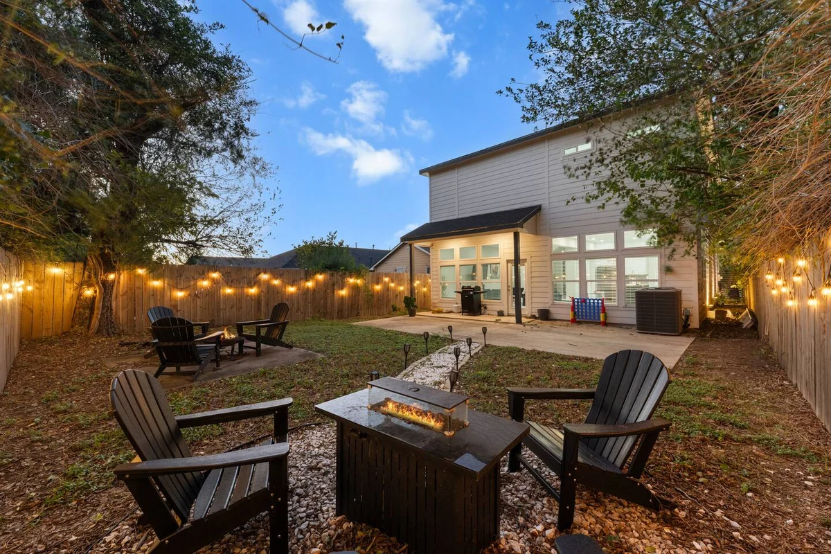 Lux, Backyard Fenced 4 Pets, Firepit, Exec Desk #148