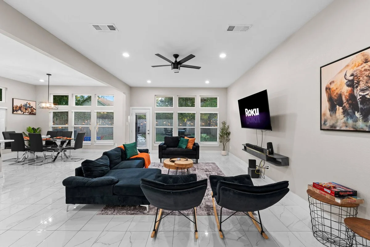 Lux, Backyard Fenced 4 Pets, Firepit, Exec Desk #68