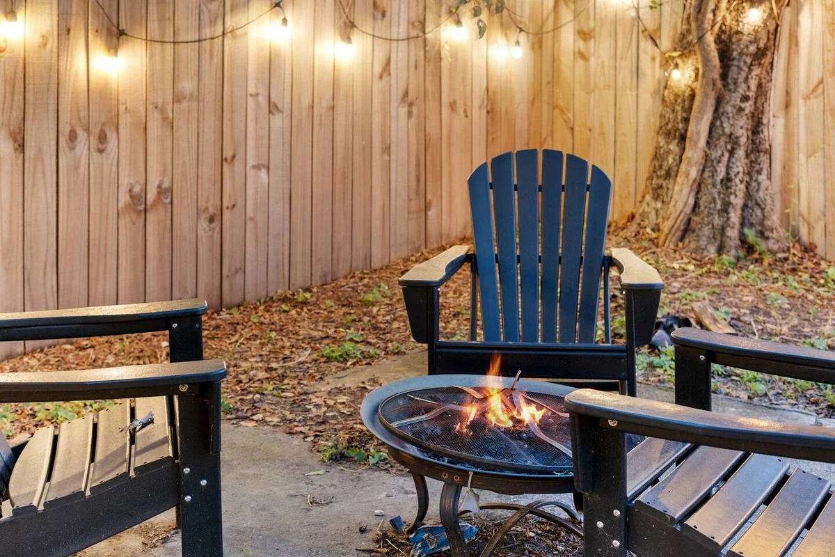 Lux, Backyard Fenced 4 Pets, Firepit, Exec Desk #150