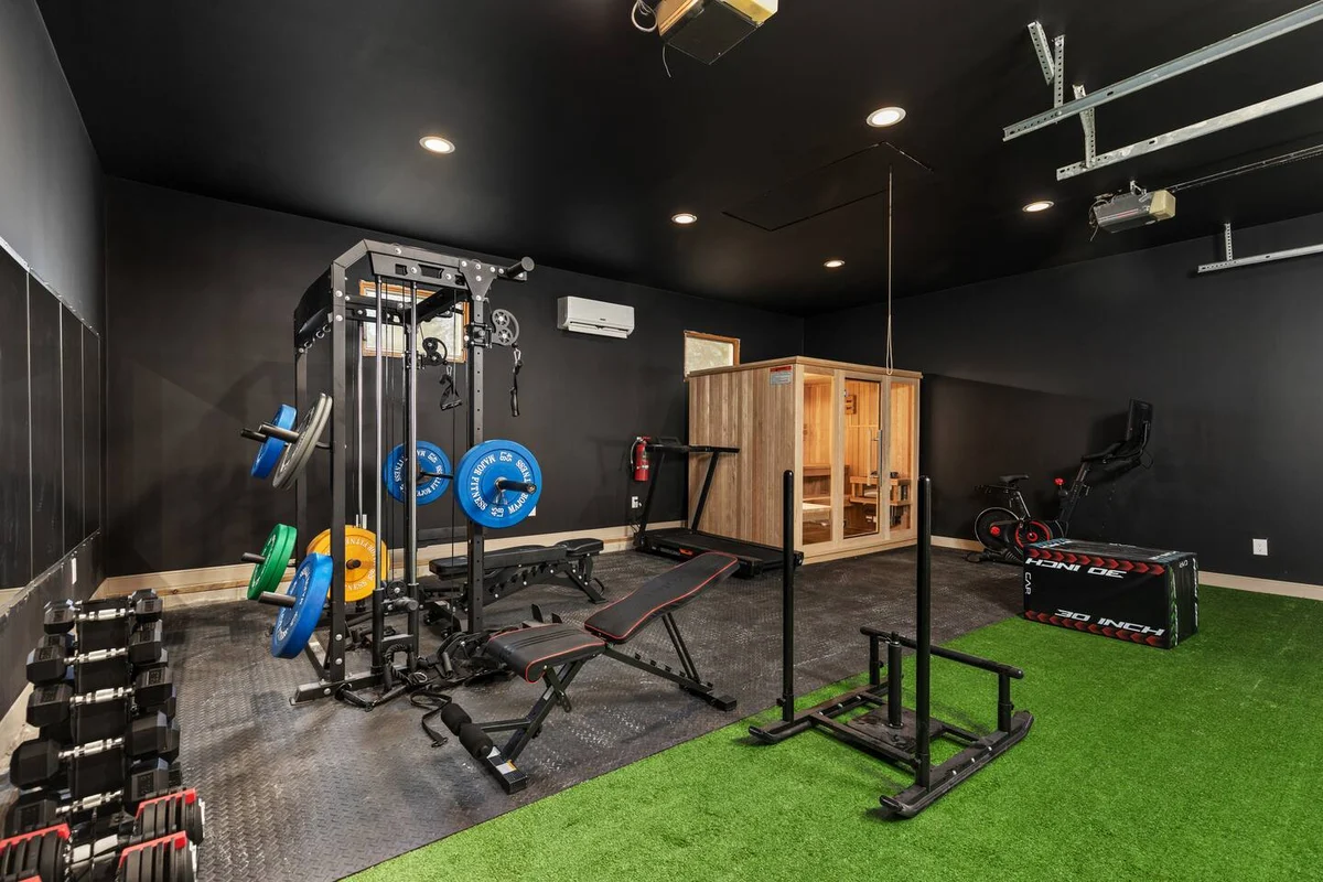 SchoolHouse now Lux BNB! Gym, Sauna, HotTub, GameRoom #136