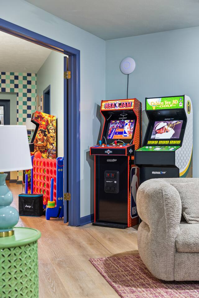 SchoolHouse now Lux BNB! Gym, Sauna, HotTub, GameRoom #8