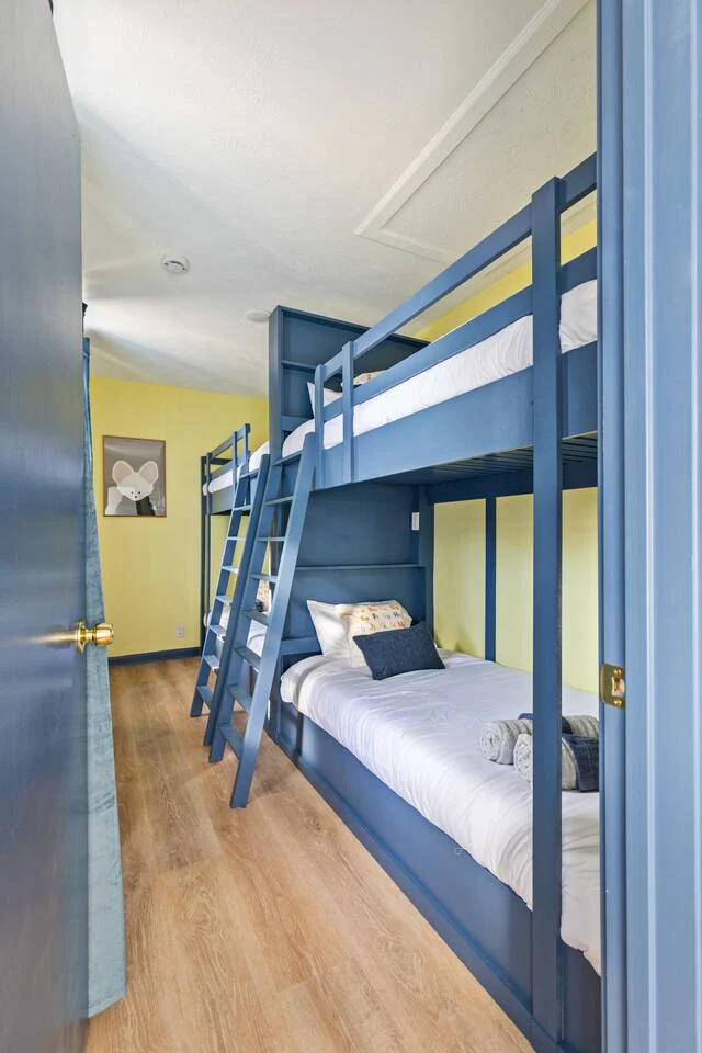 SchoolHouse now Lux BNB! Gym, Sauna, HotTub, GameRoom #15