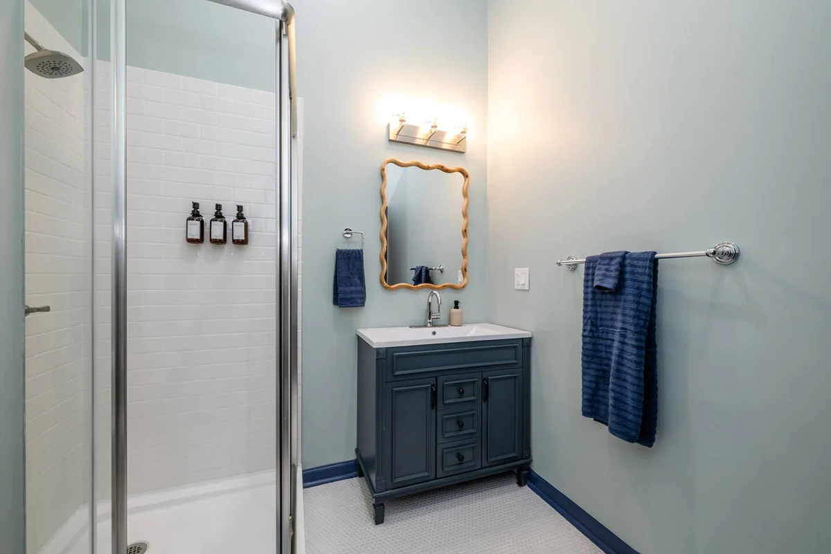 SchoolHouse now Lux BNB! Gym, Sauna, HotTub, GameRoom #169