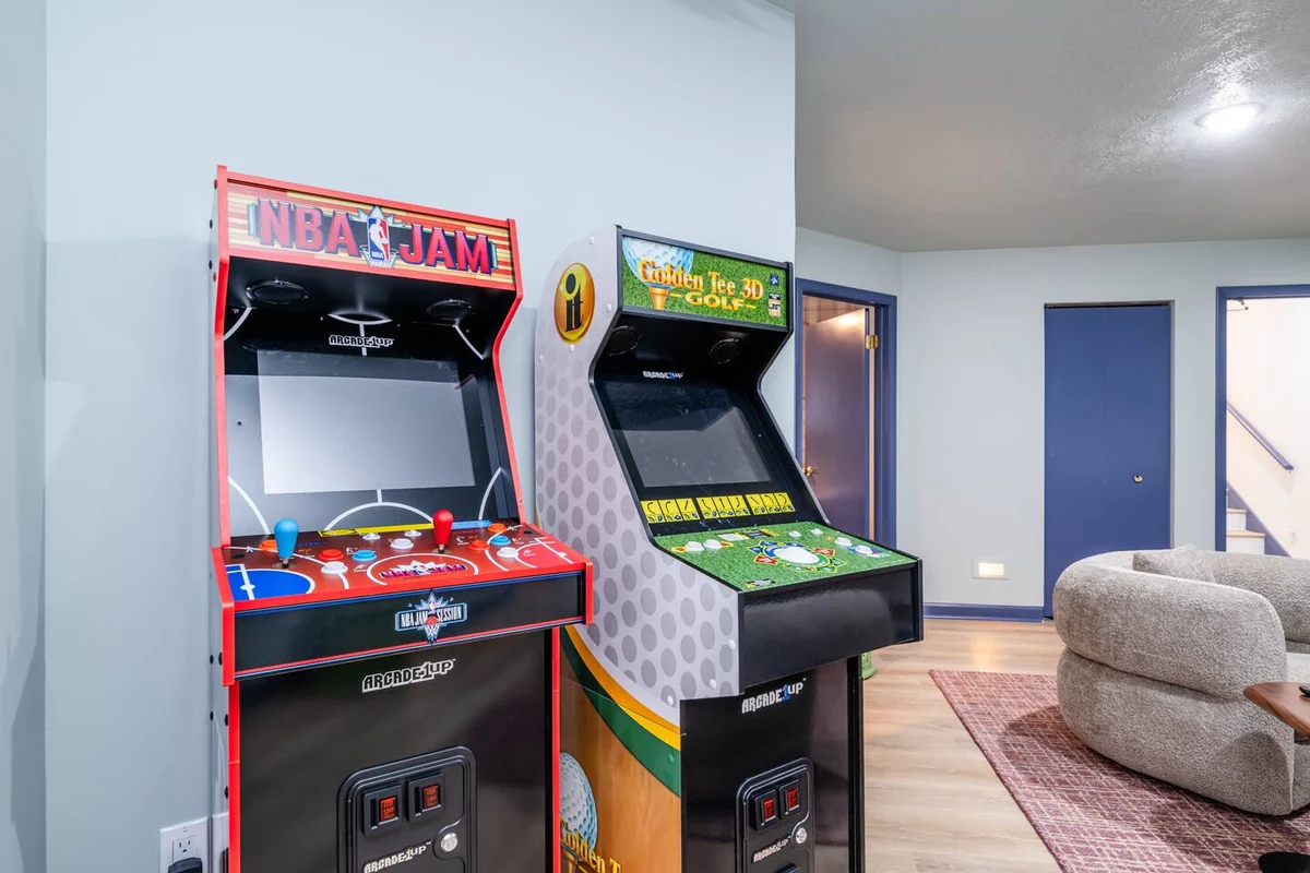 SchoolHouse now Lux BNB! Gym, Sauna, HotTub, GameRoom #142