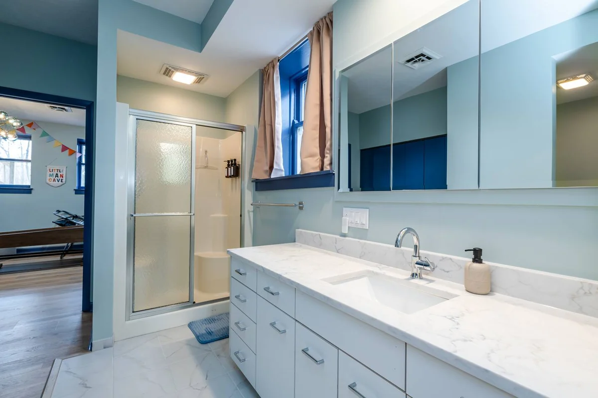 SchoolHouse now Lux BNB! Gym, Sauna, HotTub, GameRoom #65