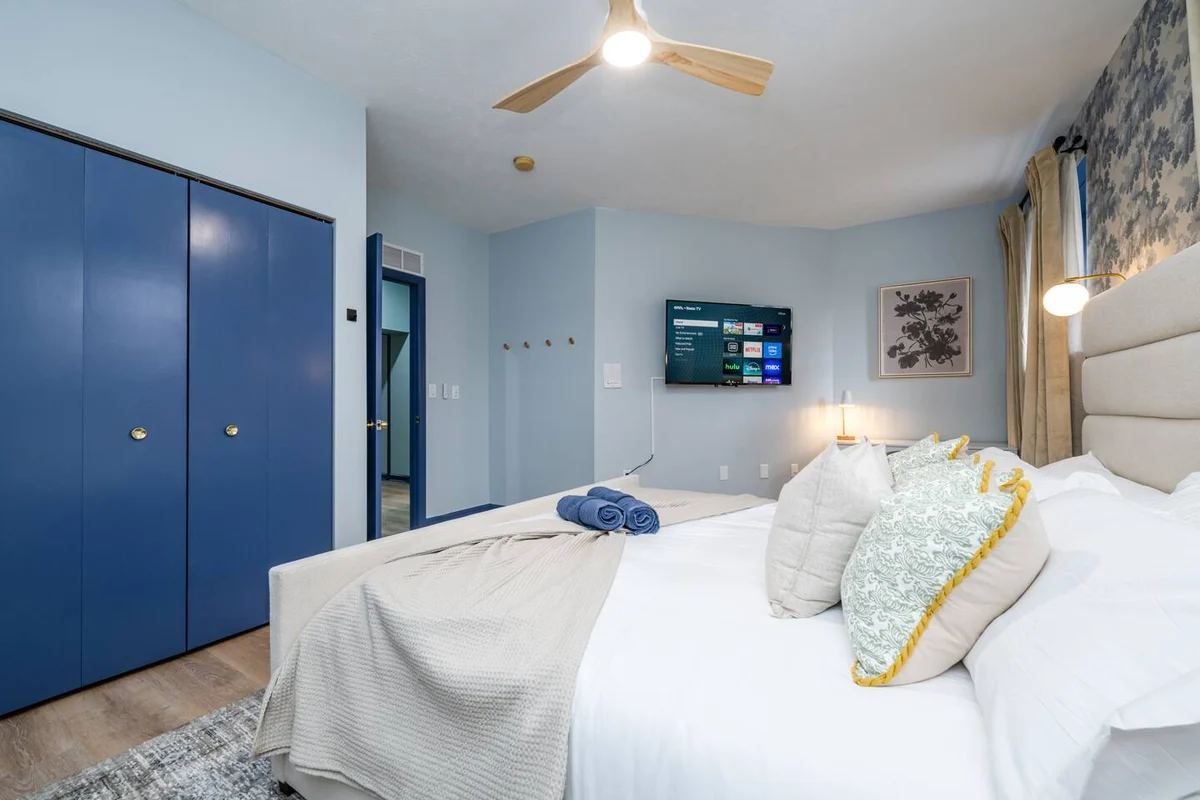 SchoolHouse now Lux BNB! Gym, Sauna, HotTub, GameRoom #50