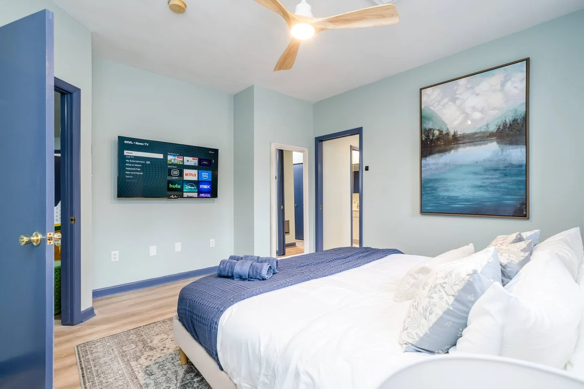 SchoolHouse now Lux BNB! Gym, Sauna, HotTub, GameRoom #63