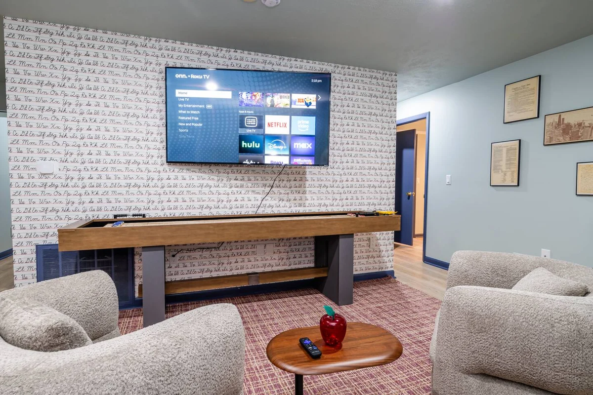 SchoolHouse now Lux BNB! Gym, Sauna, HotTub, GameRoom #154