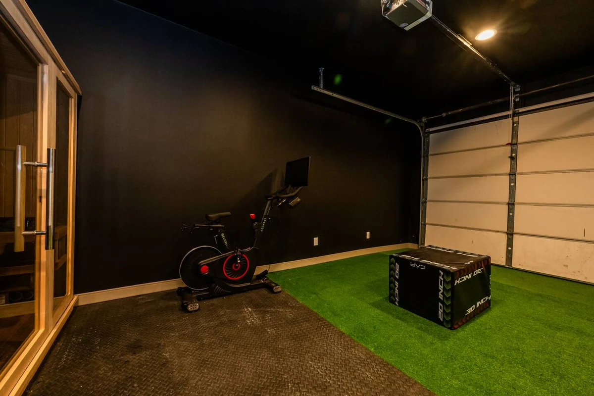 SchoolHouse now Lux BNB! Gym, Sauna, HotTub, GameRoom #62
