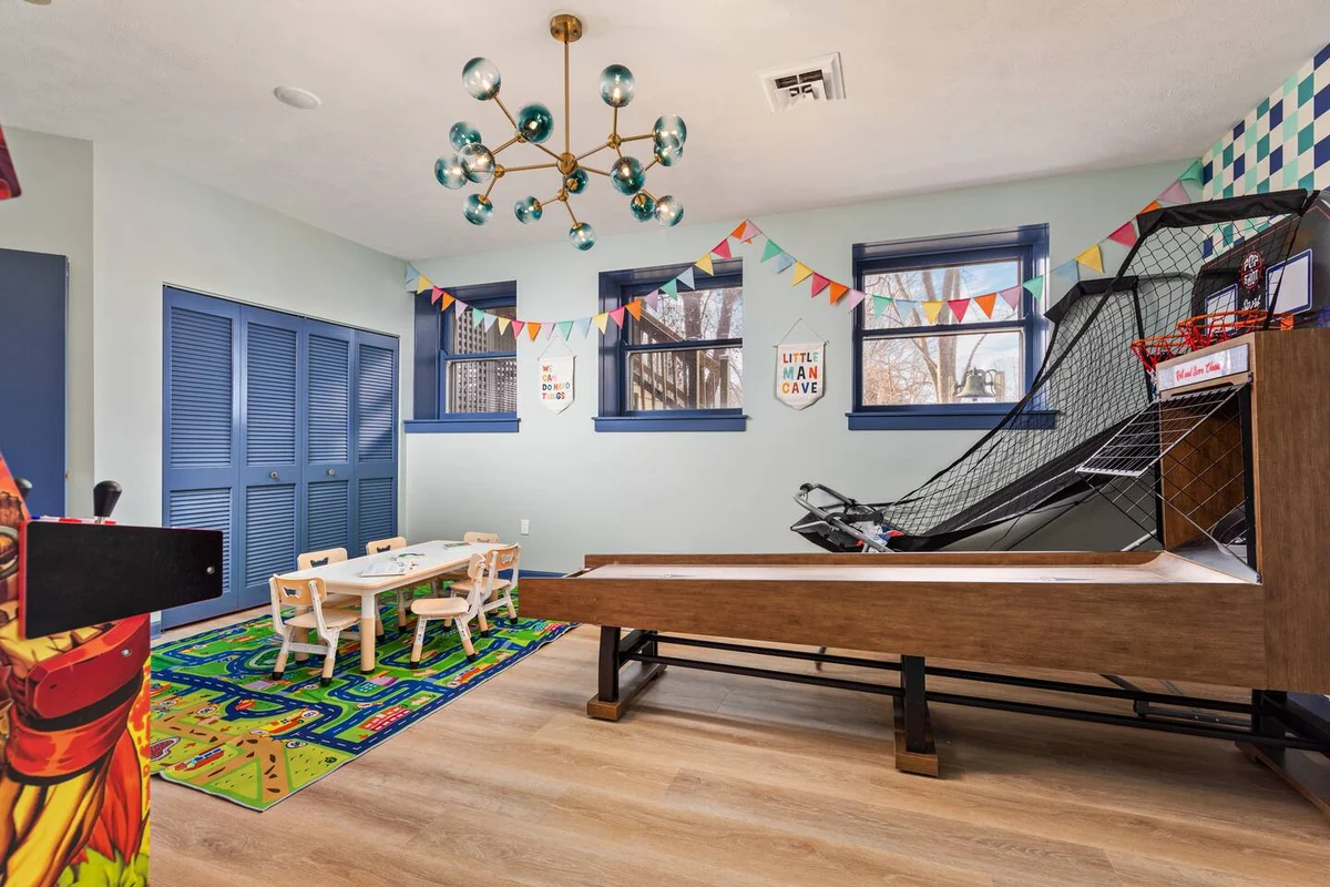SchoolHouse now Lux BNB! Gym, Sauna, HotTub, GameRoom #112
