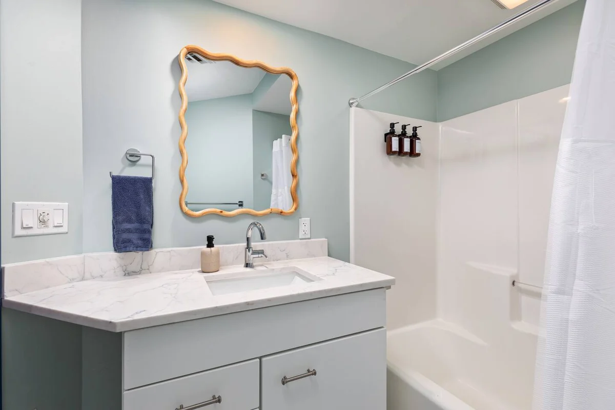 SchoolHouse now Lux BNB! Gym, Sauna, HotTub, GameRoom #23
