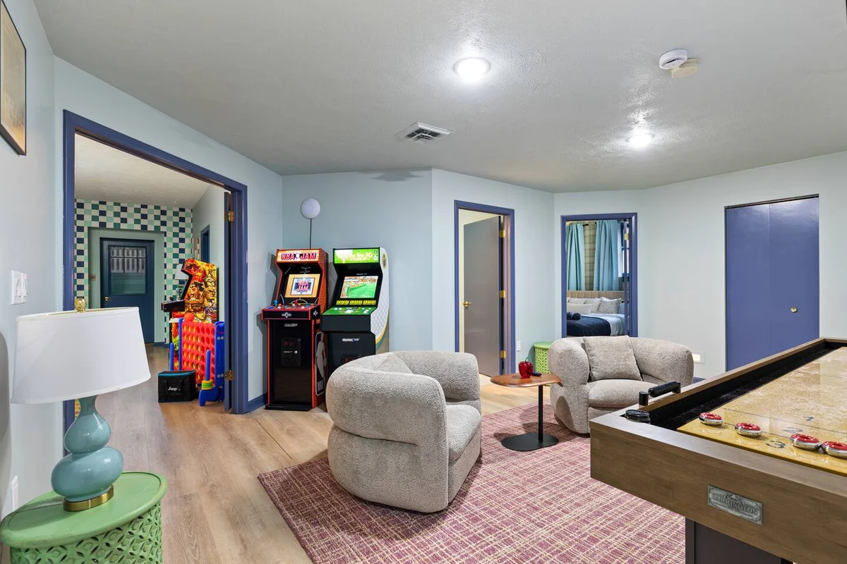 SchoolHouse now Lux BNB! Gym, Sauna, HotTub, GameRoom #13