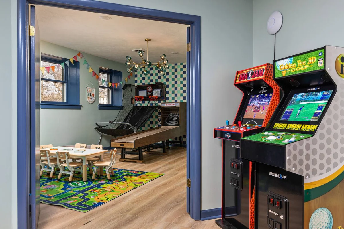 SchoolHouse now Lux BNB! Gym, Sauna, HotTub, GameRoom #53