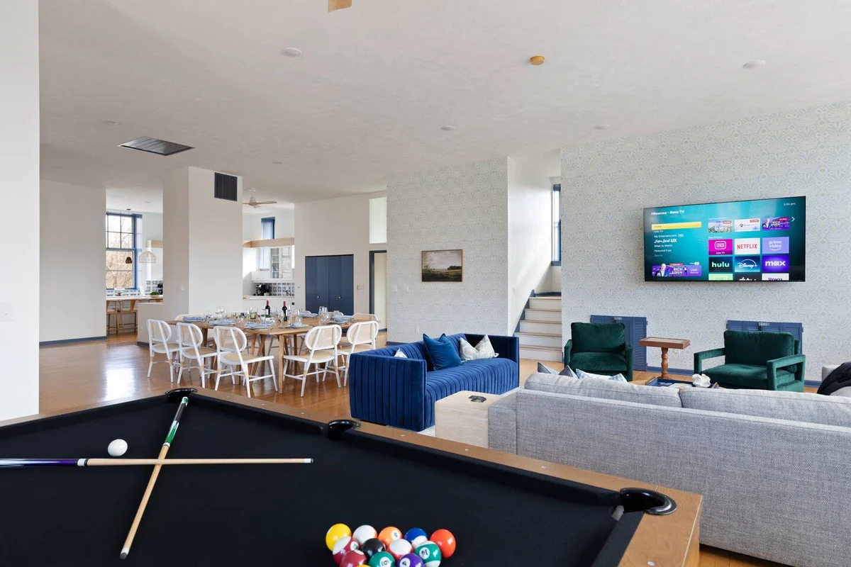 SchoolHouse now Lux BNB! Gym, Sauna, HotTub, GameRoom #66