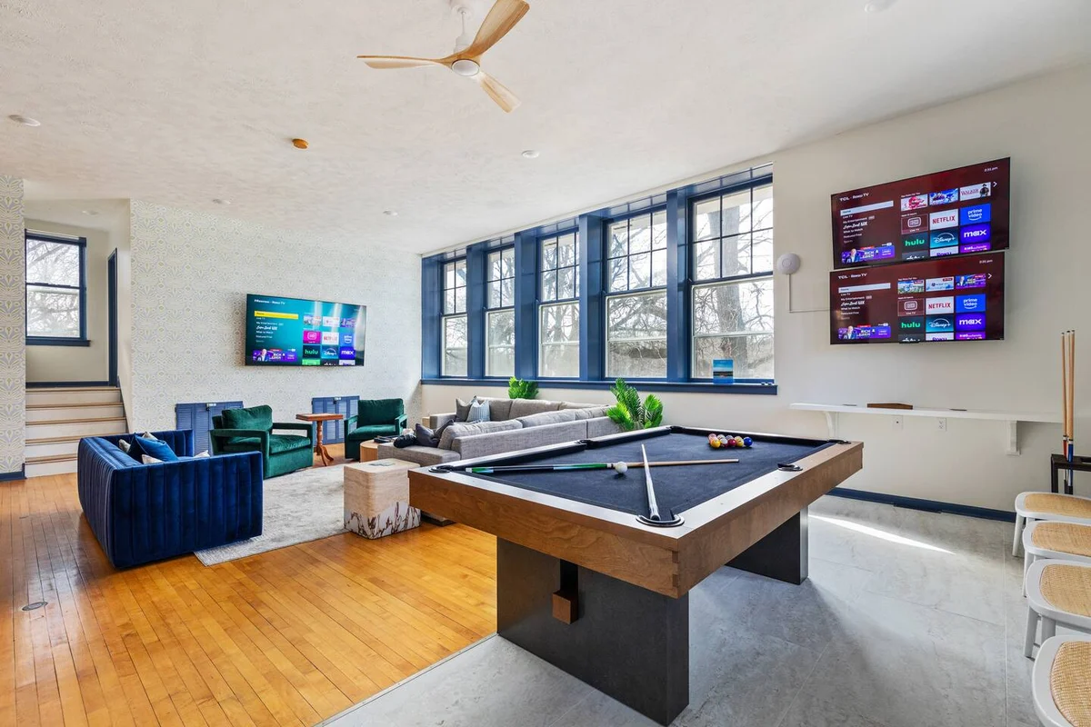 SchoolHouse now Lux BNB! Gym, Sauna, HotTub, GameRoom #159