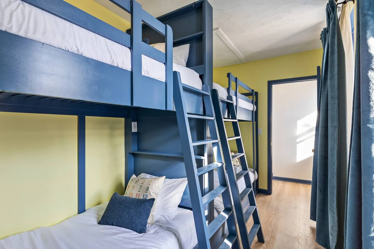SchoolHouse now Lux BNB! Gym, Sauna, HotTub, GameRoom #42
